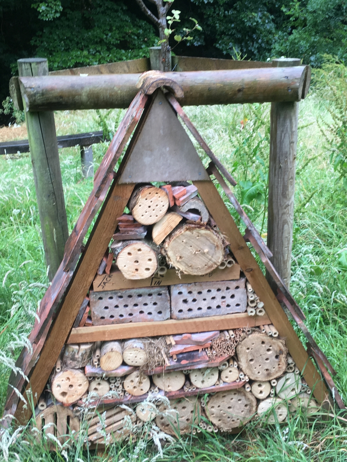Build a Bug Hotel from your garden rubbish! Zone