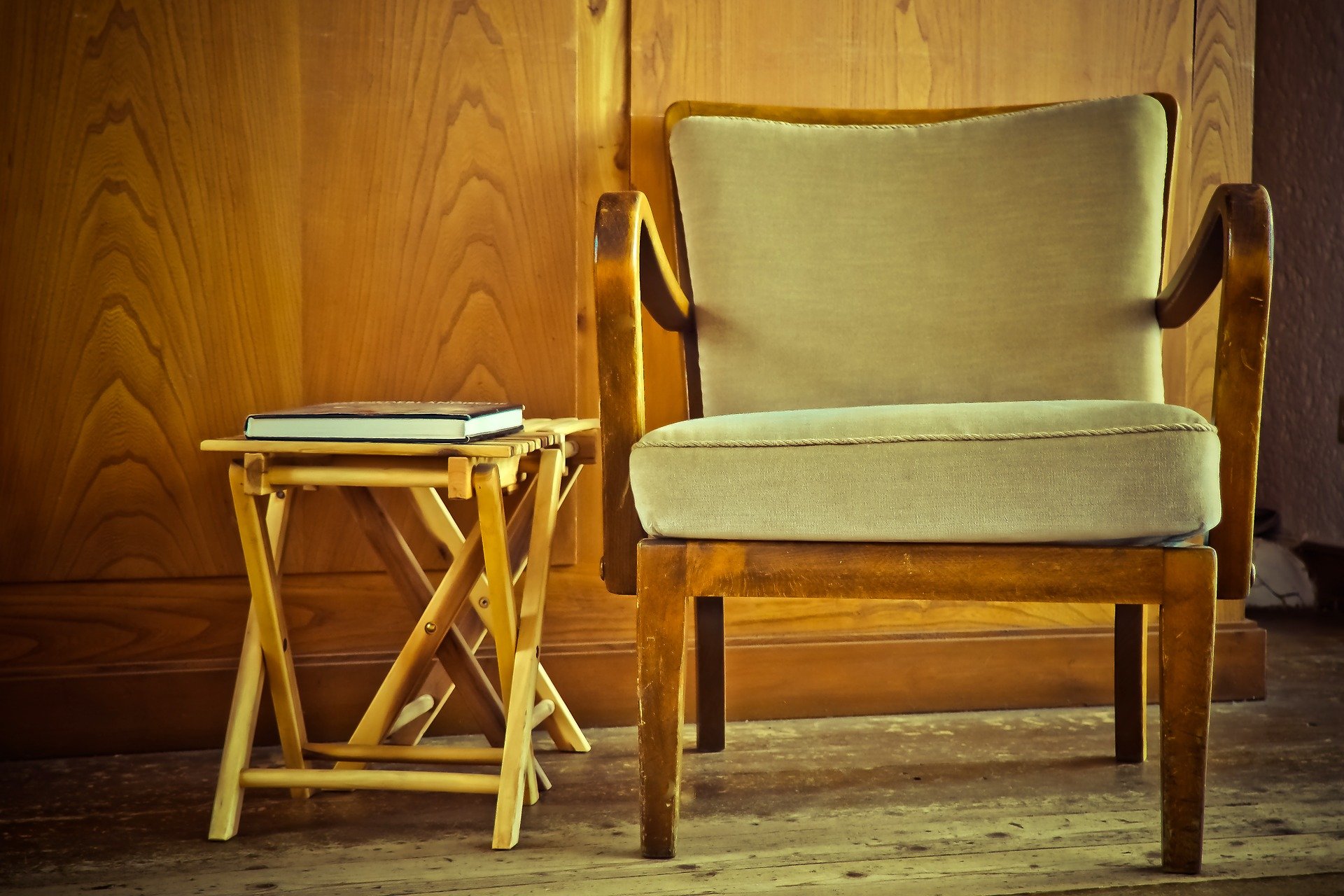 picture of an old fashioned chair and side table