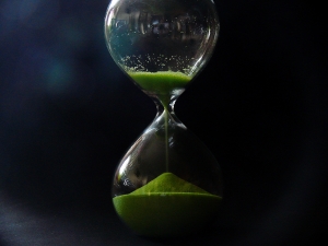 Picture of an hourglass to indicate waiting